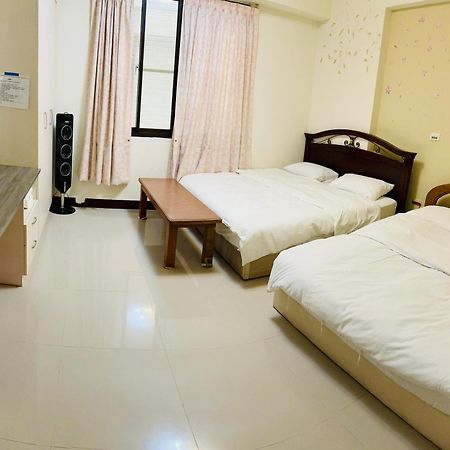 花園夜市易民宿 Tainan Luaran gambar